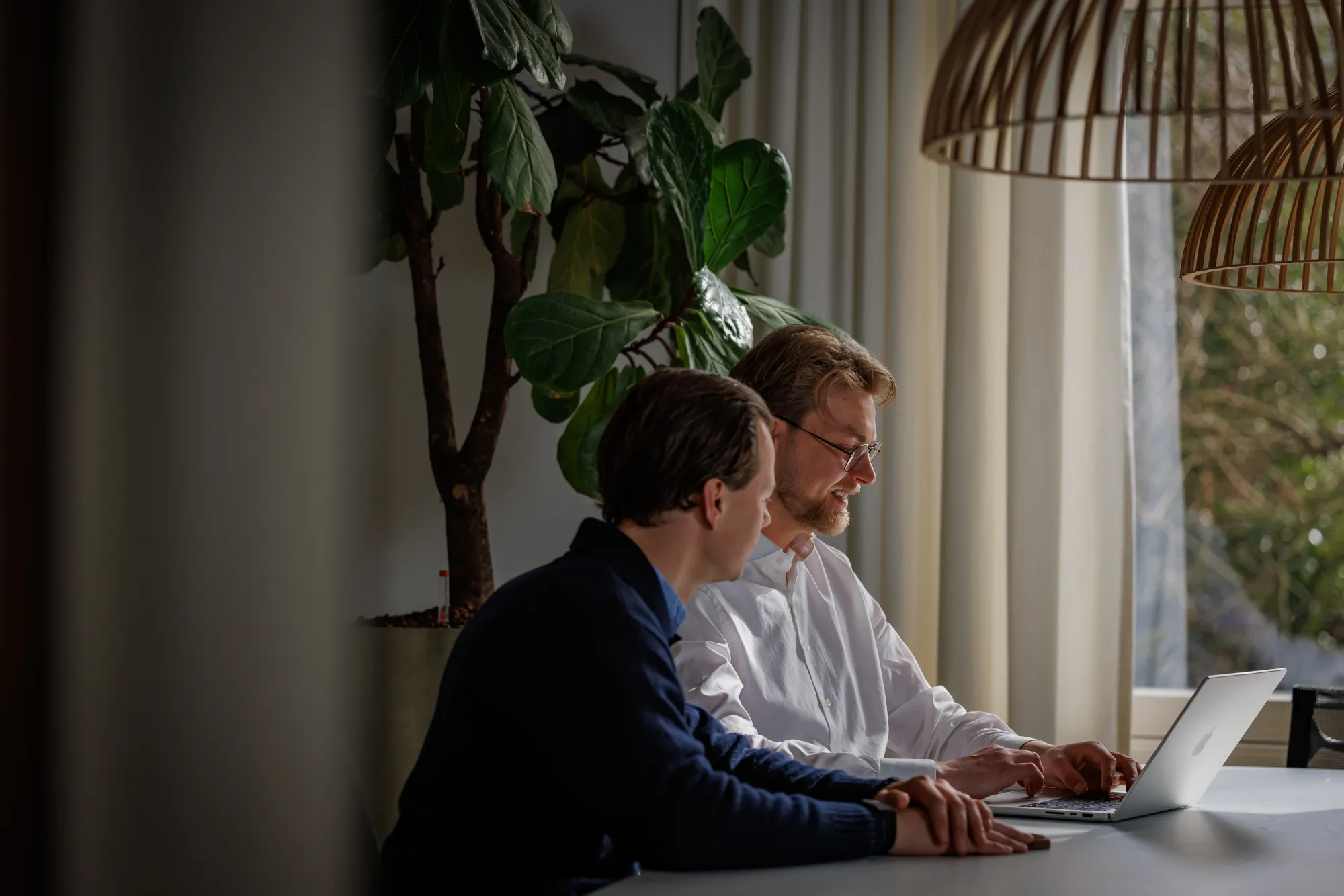 Fiscalisten van Jan de Belastingman bespreken samen een klantdossier